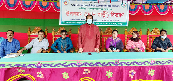 গাবতলীতে দরিদ্র জেলেদের মাঝে ভ্যান গাড়ী বিতরণ