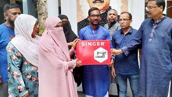 মুরাদনগরে অসহায় নারীদের মাঝে সেলাই মেশিন বিতরণ