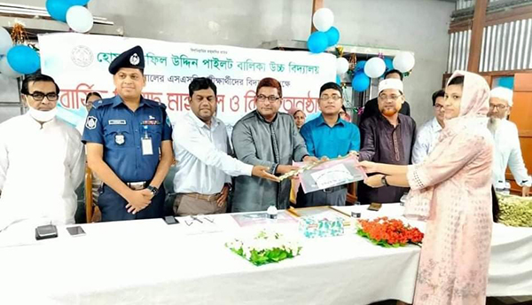 হোমনায় এসএসসি পরীক্ষার্থীদের শিক্ষা উপকরণ প্রদান