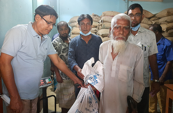 ঈদুল আজহা উপলক্ষে ছোনগাছা ইউনিয়ন পরিষদের ভিজিএফ'র চাউল বিতরন
