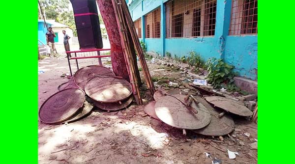 এলাকার  সংঘর্ষ  বন্ধে দেশীয় অস্ত্র জমা দিলেন কুষ্টিয়া  ঝাউদিয়া ইউনিয়নবাসী