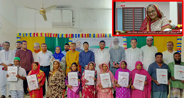হোমনায় ভূমি ও গৃহহীন পরিবারের মাঝে প্রধানমন্ত্রীর গৃহ উপহার