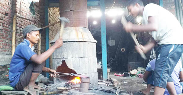 কোরবানী ঈদ সামনে রেখে ব্যাস্ত সময় পার করছে পীরগঞ্জের কামার শিল্পীরা