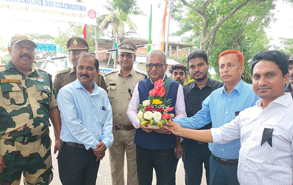 ভারতের স্বাধীনতা দিবস: আখাউড়া সীমান্তে বিজিবি-বিএসএফ মিষ্টি বিনিময়