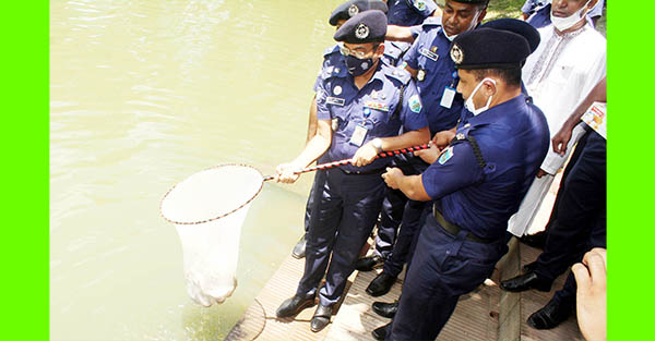 গাবতলী মডেল থানা পুকুরে পোনামাছ অবমুক্ত করলেন পুলিশ সুপার সুদীপ কুমার চক্রবর্ত্তী