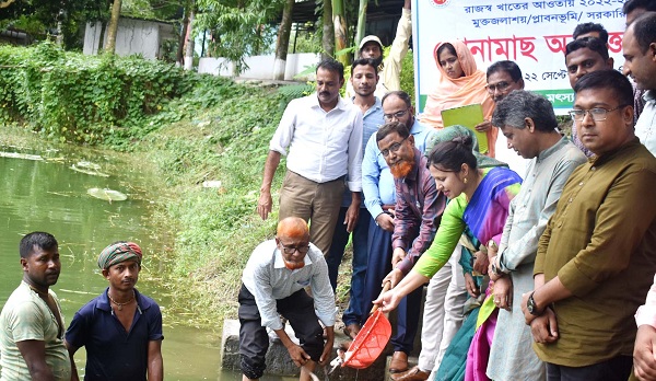 গাবতলীতে পোনামাছ অবমুক্ত করলেন ইউএনও রওনক জাহান