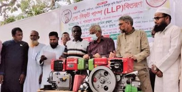 মতলব উত্তর উপজেলা কৃষি অফিসের উদ্যোগে কৃষকদের মাঝে এলএলপি পাম্প বিতরণ