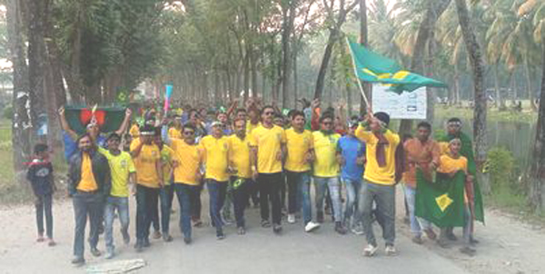 দুমকিতে ব্রাজিল সমর্থকদের বর্নিল আয়োজনে আনন্দ শোভাযাত্রা
