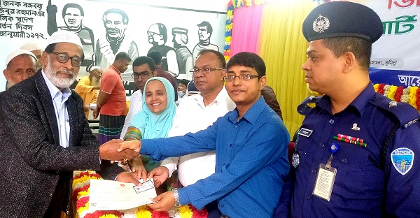 হোমনায় বীর মুক্তিযোদ্ধাদের ডিজিটাল সনদ-স্মার্ট আইডি কার্ড বিতরণ