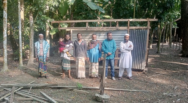 দুমকিতে পৈত্রিক সম্পত্তি জবরদখলের পাঁয়তারা- ঘর ভাঙচুর
