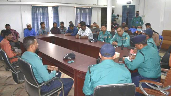 টঙ্গীতে সিএনজি মালিক ও চালকদের সাথে ট্রাফিক পুলিশের মতবিনিময় সভা