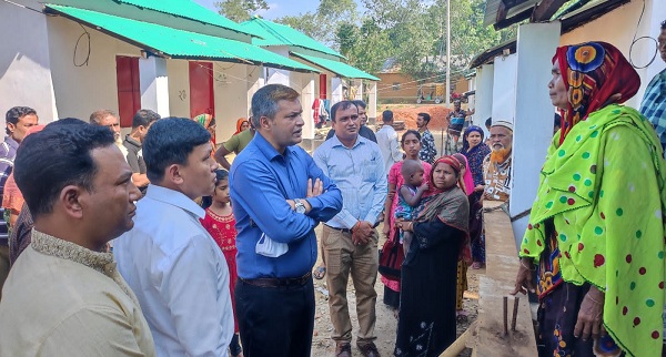 আখাউড়ায় আশ্রয়ণ প্রকল্পের ঘর নির্মাণ কাজে পরিদর্শন করেন জেলা প্রশাসক
