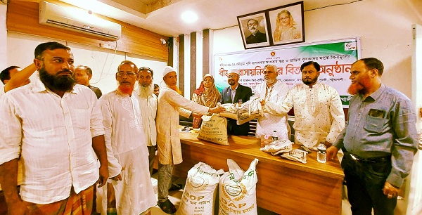 দুমকিতে কৃষকদের মাঝে বিনামূল্যে বীজ ও সার বিতরণ