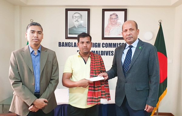 মালদ্বীপ প্রবাসী অসুস্থ সফিকুলকে টিকেট হস্তান্তর