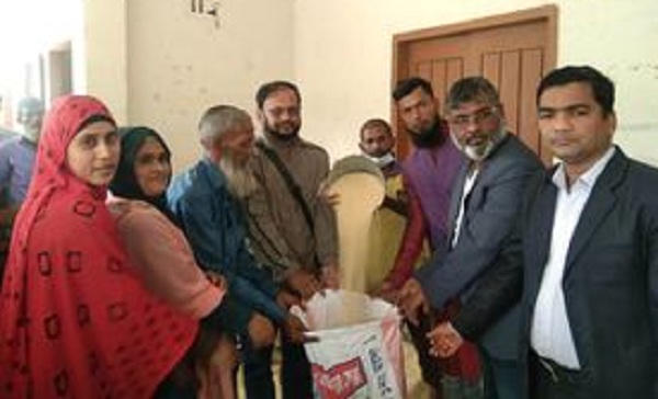 মতলব উত্তর উপজেলার মোহনপুর ইউনিয়নে নিবন্ধিত জেলেদের মাঝে চাল বিতরণ