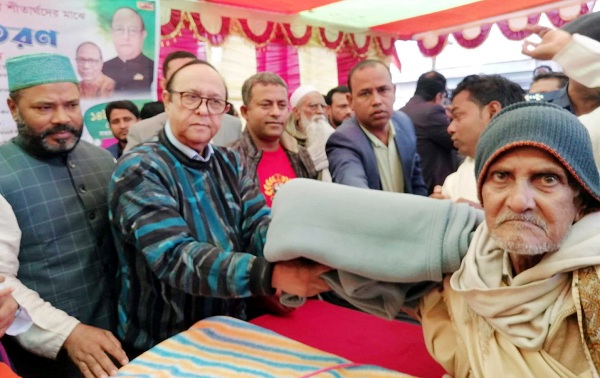 মুরাদনগরে অসহায় ও দরিদ্রদের মাঝে শীতবস্ত্র বিতরণ