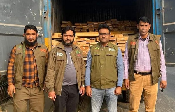 মীরসরাইয়ের ধুমঘাটে শুল্ক ফাঁকি দেওয়া সেগুন চিড়াই কাঠ আটক 