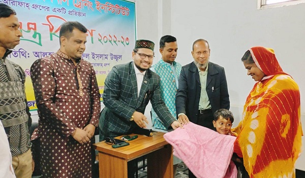 রায়গঞ্জে অতিদরিদ্রদের মাঝে শীতবস্ত্র বিতরণ