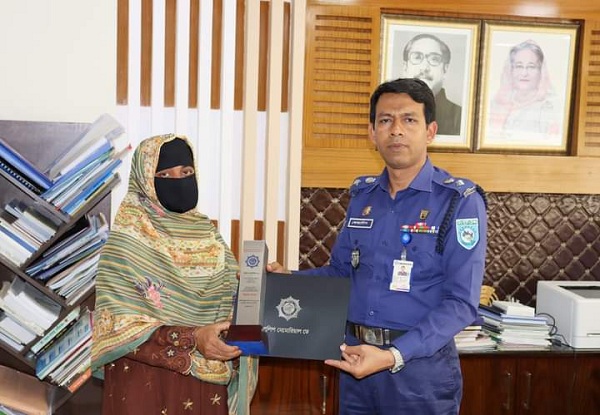 রংপুরে কর্তব্যরত অবস্থায় জীবন উৎসর্গকারী পুলিশ সদস্যদের পরিবারকে প্রদত্ত উপহার সামগ্রী বিতরণ 