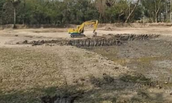 মীরসরাইয়ে পুকুরের মাটি বিক্রির দায়ে ২লাখ টাকা জরিমানা