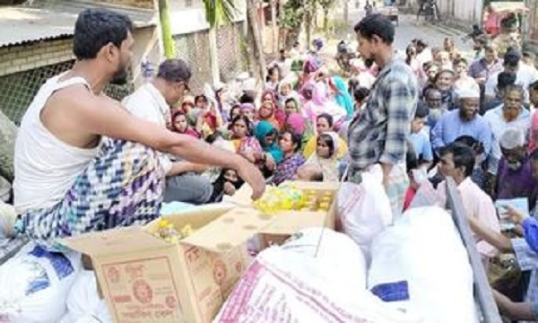 রংপুরে টিসিবি পণ্যের বিক্রয়ের উদ্বোধন করলেন জেলা প্রশাসক