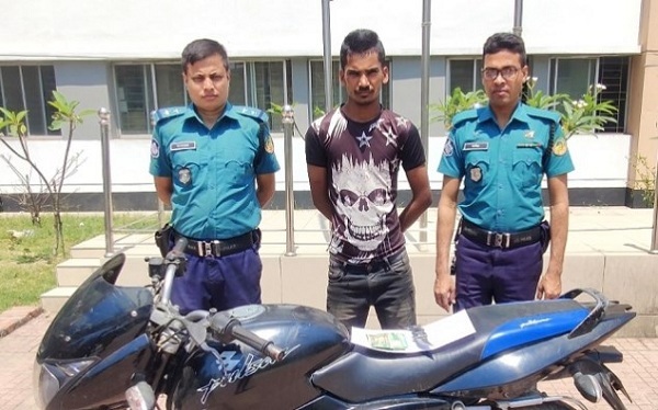 টঙ্গীতে দেশীয় অস্ত্রসহ এক ছিনতাইকারী গ্রেফতার