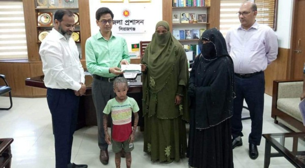সিরাজগঞ্জে সুখ পাখি ফান্ড থেকে বিরল রোগে আক্রান্ত শিশু আবু বক্করকে ১ লাখ ৪৪ হাজার প্রদান