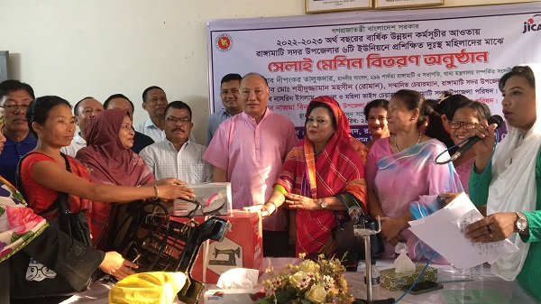 রাঙামাটি সদর উপজেলার দুস্থ মহিলাদের মাঝে সেলাই মেশিন বিতরণ
