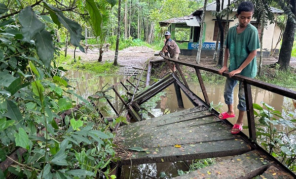 বাউফলে যেন সেতু নয় মরণফাঁদ