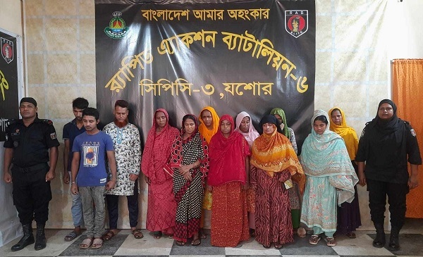 র‌্যাব-৬ যশোরের চৌকস টিমের রেলষ্টেশন এলাকায় অভিযান চোরাচালানী পণ্যসহ ১২ নারী পুরুষ গ্রেফতার
