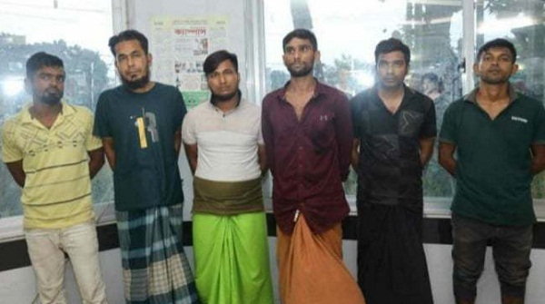 নরসিংদী মডেল থানা পুলিশের অভিযানে ছিনতাইয়ের টাকা ও স্বর্ণালংকার সহ ৬ জন গ্রেফতার