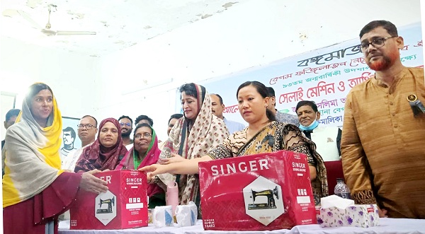 বঙ্গমাতার জন্মদিনে সেলাইমেশিন ও আর্থিক অনুদান প্রদান