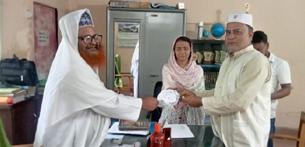 আল-কোরানের আয়াত প্রদর্শনী কেন্দ্রের সাধারণ সম্পাদক, সাংবাদিক শহীদুল ইসলাম চৌধুরী দুলদুলকে সম্মাননা
