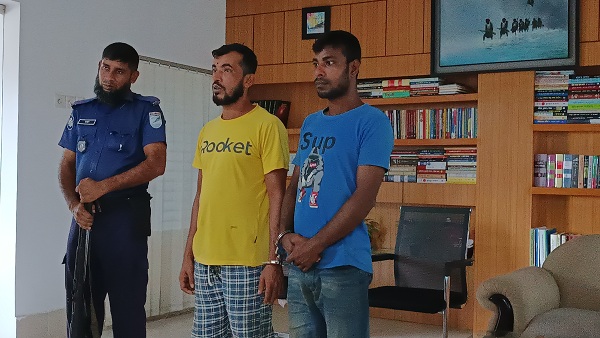 রাস্তার পাশে খোলা দোকানে গাড়ী থেকে চোরাই তেল ক্রয় করছে তারা!