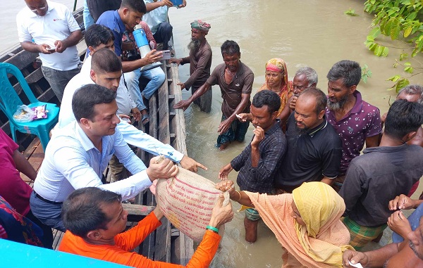 ইসলামপুরে বন্যার্তদের মাঝে জেলা প্রশাসকের ত্রাণ বিতরণ 