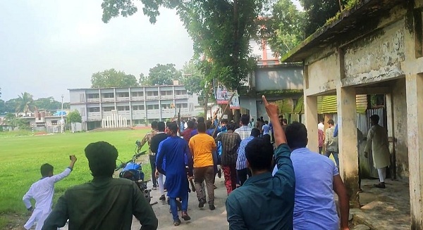 দুমকীতে সরকারি জনতা কলেজে পরিচিতি সভাকে কেন্দ্র করে ছাত্রদল -ছাত্রলীগ সংঘর্ষ