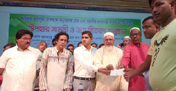 ইসলামপুরের শারদীয় দূর্গাপূজা উপলক্ষে চেক ও ত্রান সামগ্রী বিতরণ