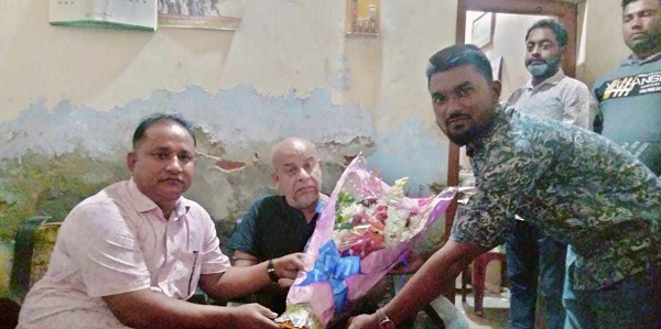 রাজবাড়ী-২-আসনের মনোনয়ন নিয়ে বালিয়াকান্দি,কালুখালী ও পাংশায় আসায় ফুলেল শুভেচ্ছায় সিক্ত এমপি জিল্লুল হাকিম