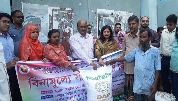 রাজাপুরে কৃষকদের বীজ,সার ও কৃষি উপকরণ বিতরণ
