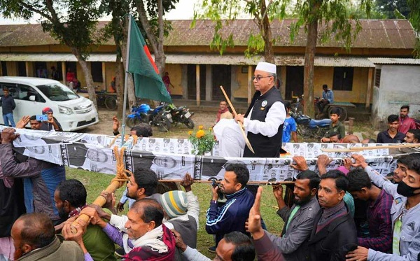 জামালপুরে ভোটারের কাঁধে চড়ে মঞ্চে যান নৌকা প্রার্থী