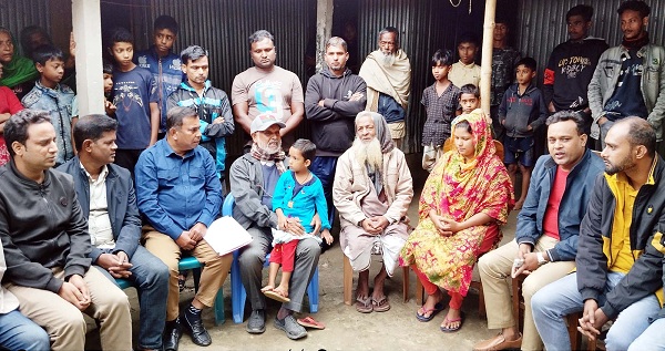 গাবতলীতে কারাবন্দী পরিবারের পাশে সাবেক এমপি লালু : আর্থিক সহায়তা প্রদান