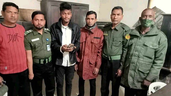 জামালপুরে রেল লাইনের ক্লিপ খোলার সময় হাতে নাতে আটক যুবক