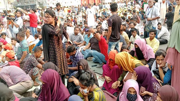 শাহবাগে আ.লীগের সমাবেশে নেতাকর্মীদের ভিড়