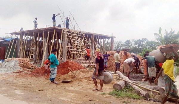মুরাদনগরে উচ্চ আদালতের নিষেধাজ্ঞা অমান্য করে স্থাপনা নির্মাণ