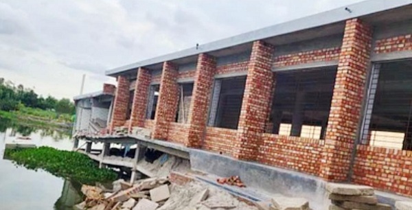 যমুনায় ধসে পড়লো মুজিব কিল্লা