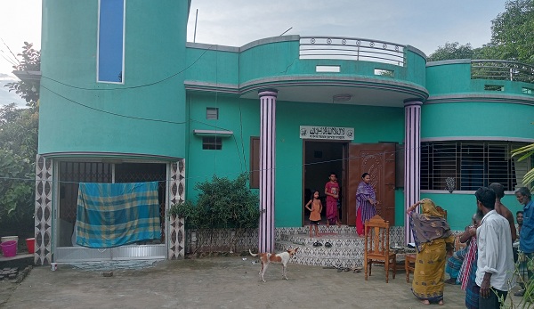 পারিবারিক কলহের জের ধরে মেয়ের জামাই বাড়ীতে হামলা-ভাংচুর ও লুটপাট