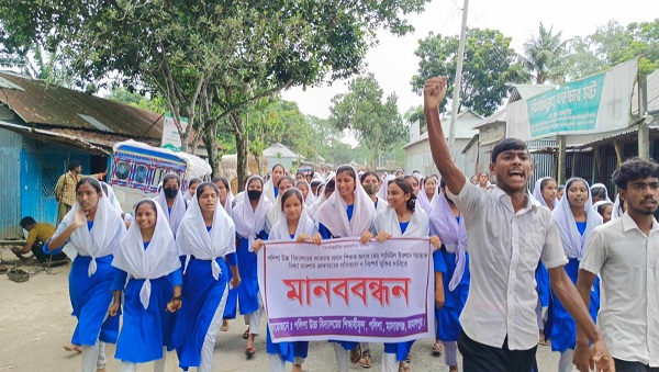 মাদারগঞ্জে প্রধান শিক্ষকের মুক্তির দাবীতে বিক্ষোভ মিছিল ও ক্লাস বর্জন