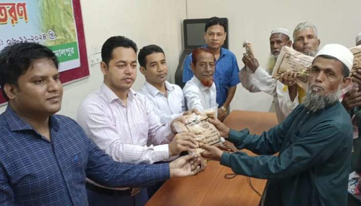 ইসলামপুরে কৃষকদের বিনামূল্যে সার-বীজ বিতরণ