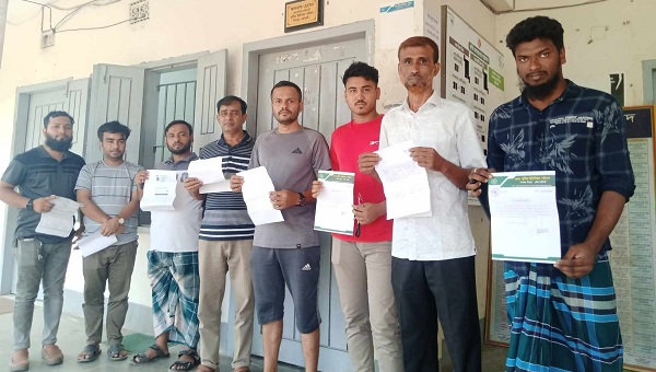 শিবপুর উপজেলার পুটিয়া ইউনিয়ন পরিষদের ভুক্তভোগীরা সেবা না পাওয়ায় সচিব অফিস সামনে অবস্থান