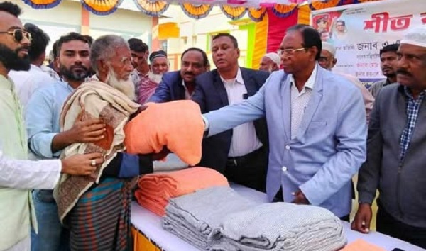 ইসলামপুরে শীতার্তদের মাঝে কম্বল বিতরণ